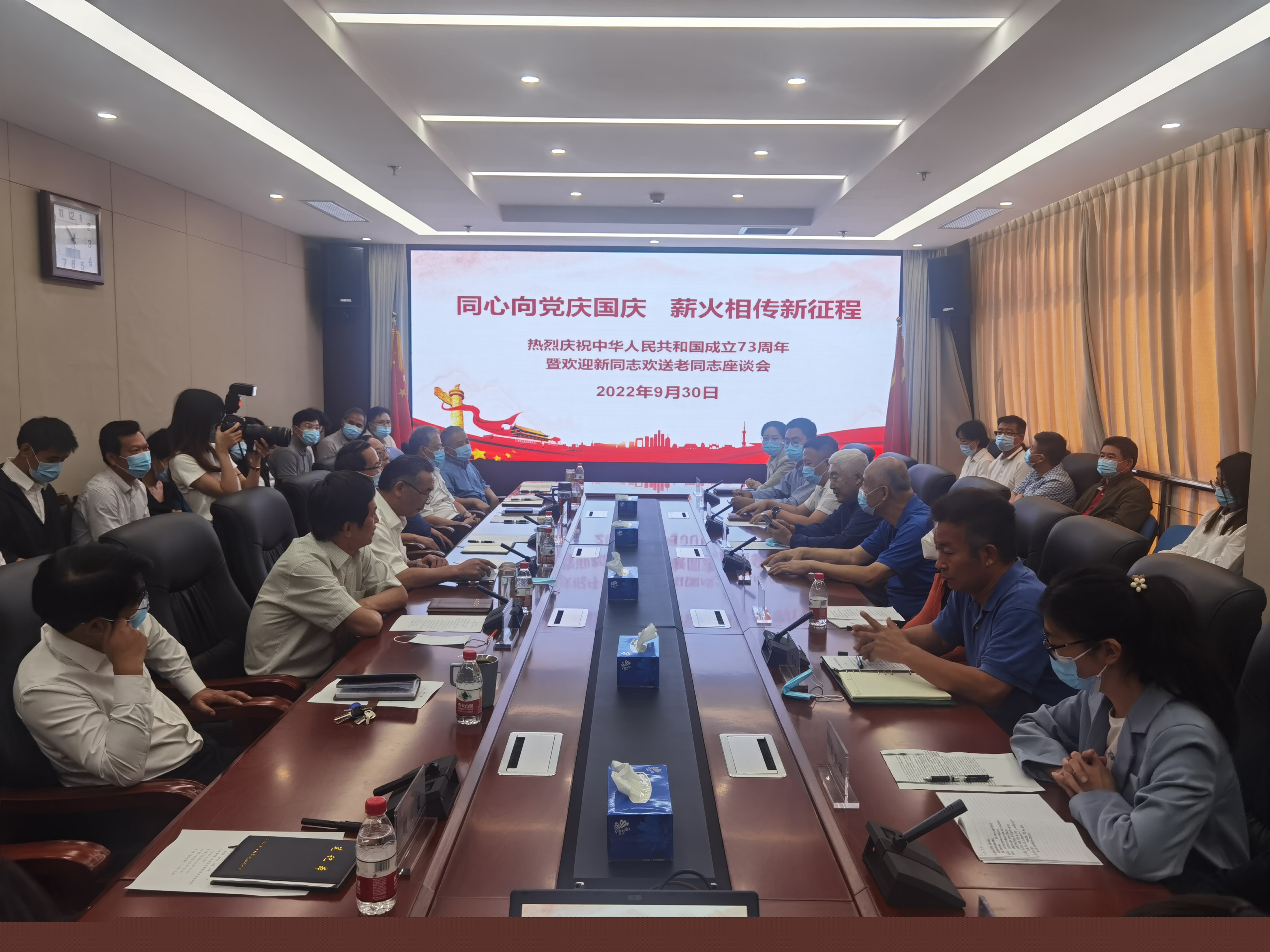 同心向黨慶國慶  薪火相傳新征程 ——農(nóng)墾中心黨總支舉辦慶國慶暨歡迎新同志歡送老同志座談會(huì)