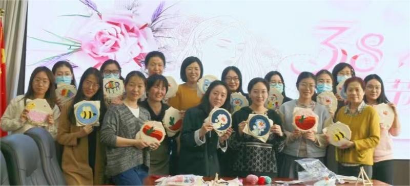穿梭于方寸之間，感受傳統(tǒng)與現(xiàn)代的交融 ——農(nóng)墾中心舉辦“巧手展風(fēng)采，綻放‘她力量’”活動(dòng)慶?！叭恕眿D女節(jié)
